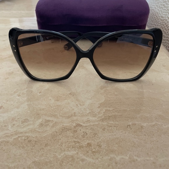 Ladies Gucci Sunglasses - Picture 2 of 4